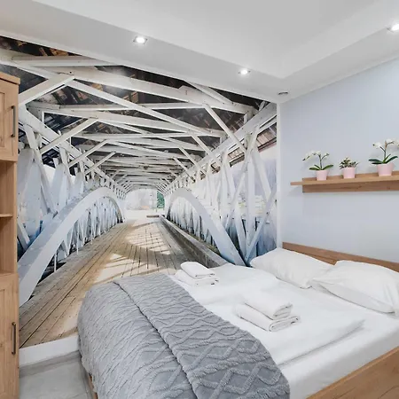 Charming With Parking And Balcony In By Renters Apartman *