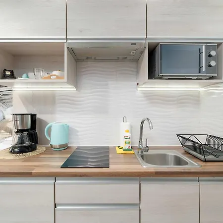Charming With Parking And Balcony In By Renters Apartman *